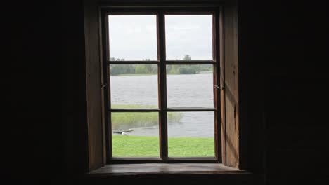 Fenster-Mit-Ruhigem,-Authentischem-Blick-Auf-Eine-Kizhi-Insel,-See-Und-Wellen,-Hoher-Kontrast