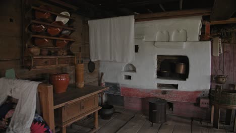 Authentischer-Traditioneller-Russischer-Ofen-Auf-Einem-Bauernhof-Auf-Der-Insel-Kizhi