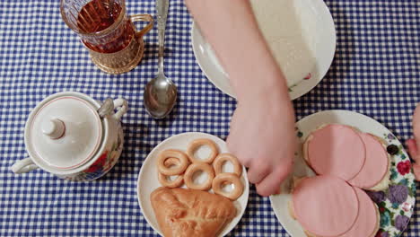 Traditionelle-Russische-Küche-Aus-Der-Udssr-Auf-Einem-Tisch,-Tee,-Sandwiches,-Pourage