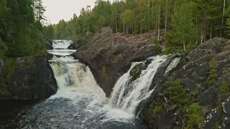 Luftaufnahmen-Eines-Karelischen-Wasserfalls-Kivach,-Hauptansicht-Des-Vollen-Wasserstroms,-Wunderschöne-Natur,-Schaum-Auf-Dem-Wasser