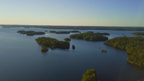 Kleine-Inseln-In-Einem-See-In-Heinola,-Finnland,-Enthüllen-Nordische-Landschaft