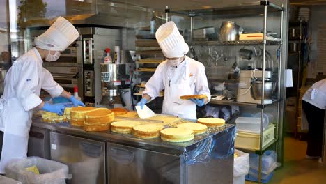 Pastel---Chef-De-Panadería-En-El-Trabajo-En-La-Cocina