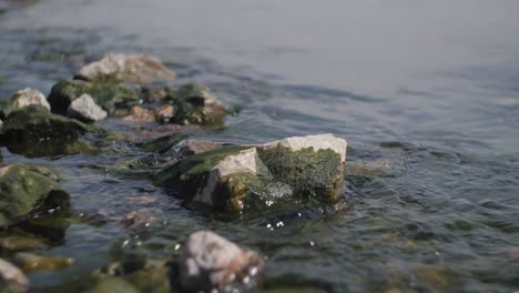 Felsen-In-Einem-Meerwasser-In-Einem-Verschwommenen-Hintergrund-Und-Zeitlupe-Mit-Schönem-Bokeh