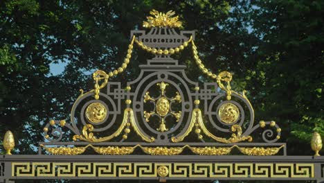 Royal-entrance-to-Summer-Garden,-Saint-Petersburg-with-golden-elements,-old-ornaments,-blue-sky