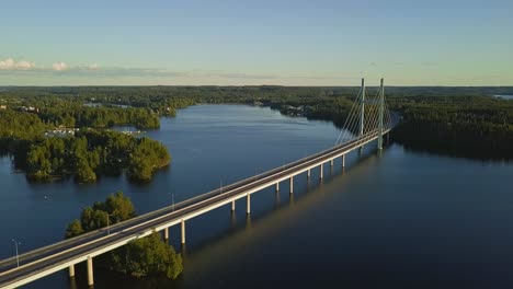 Lange-Brücke-über-Einen-See-In-Heinola,-Finnland,-Enthüllt-Nordische-Landschaft,-Häuser,-Autos