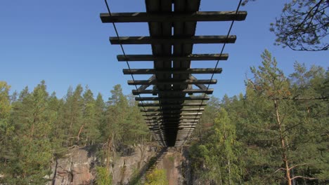 Schwimmende-Brücke-An-Seilen-über-Einem-See-Oder-Bach-In-Einem-Wald,-Sommer