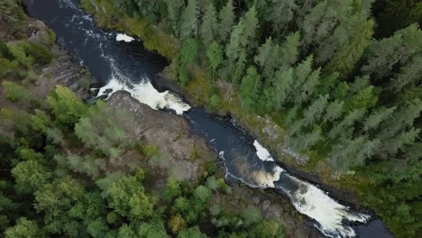 Luftaufnahmen-Eines-Karelischen-Wasserfalls-Kivach,-Voller-Wasserstrom-über-Der-Spitze,-Wunderschöne-Natur,-Schaum-Auf-Dem-Wasser