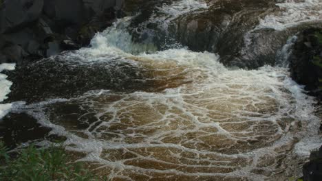 Cascada-Poderosa-Corriente-De-Agua-Con-Espuma-Y-Rocas-En-4k-50-Fps-Lista-Para-Cámara-Lenta