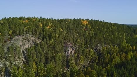 Berg-In-Einem-Wald,-Nationalpark-Von-Finnland,-Menschen-Und-Touristen-Auf-Dem-Gipfel