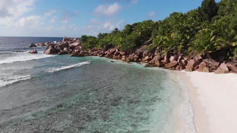 Vista-Aérea-De-Las-Playas-Blancas-Y-Aguas-Turquesas-En-Anse-Coco,-Petit-Anse-Y-Grand-Anse-En-La-Digue,-Una-Isla-De-Las-Seychelles