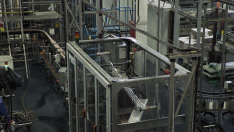 Maschine-Zum-Anbringen-Von-Sixpack-Ringen-An-Aluminiumdosen-In-Einer-Großen-Verpackungsfabrik