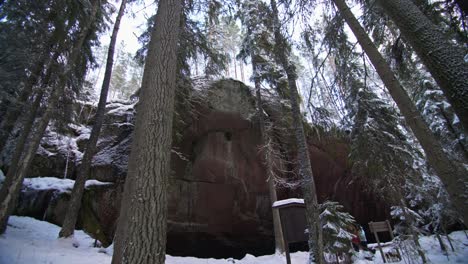 Pirunkirkko-Rocky-Mountain-Im-Winterwald-Mit-Schneebedeckten-Bäumen-Und-Menschen-In-Der-Ferne