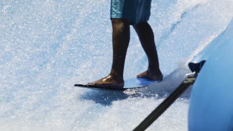 Erfahrener-Surfer-Schnitzt-In-Zeitlupe-Auf-Einer-Wellenmaschine