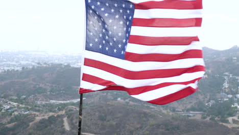 Amerikanische-Flagge-Mit-Blick-Auf-Los-Angeles-An-Einem-Düsteren-Tag
