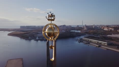 Símbolo-De-Velero-En-La-Parte-Superior-De-Una-Vista-Aérea-Del-Puerto-En-Un-Panorama-De-La-Ciudad,-San-Petersburgo,-Rusia