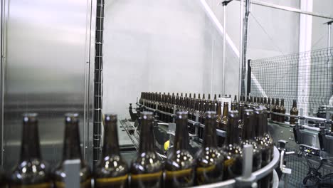 Botellas-De-Vidrio-En-Línea-De-Envasado-En-Una-Gran-Cervecería