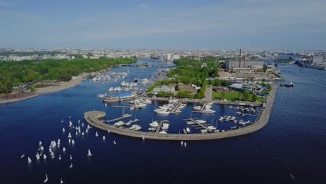 Yachthafen-In-Einer-Stadtbucht,-Sommersonne,-Weiße-Wellen-Auf-Einem-Wasser