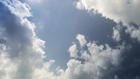 Große-Weiße-Wolken-Vor-Strahlend-Blauem-Himmel