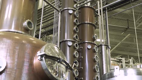 Destilador-De-Whisky-En-Una-Gran-Cervecería-Y-Destilería