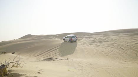Land-Cruiser-Fährt-über-Sanddünen-In-Den-Vereinigten-Arabischen-Emiraten