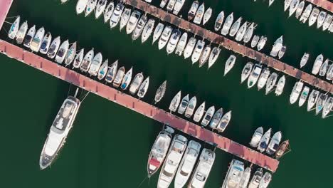 Zenithal-view-of-boats-in-a-marina