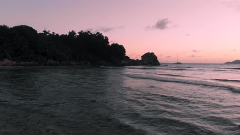 Schöner-Sonnenuntergang-Auf-La-Digue,-Einer-Insel-Der-Seychellen