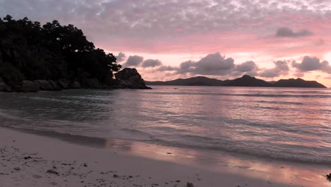 Hermosa-Puesta-De-Sol-En-La-Digue,-Una-Isla-De-Las-Seychelles