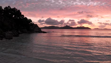 Schöner-Sonnenuntergang-Auf-La-Digue,-Einer-Insel-Der-Seychellen