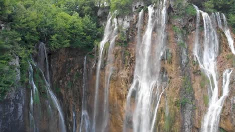 Nahaufnahme-Einer-Aufsteigenden-Luftaufnahme-Eines-Hohen-Wasserfalls