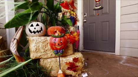 Una-Linda-Instalación-De-Halloween-Afuera-De-La-Puerta-Esperando-Pequeños-Trucos-O-Tratos
