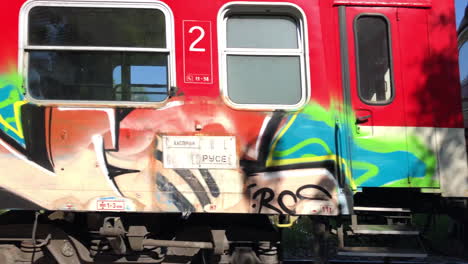 Ein-Zug-Mit-Vorbeifahrendem-Graffiti---Nahaufnahme