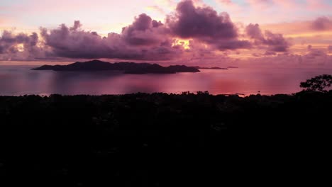 Hermosa-Puesta-De-Sol-En-La-Digue,-Una-Isla-De-Las-Seychelles