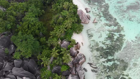 Luftaufnahme-Der-Anse-Source-D&#39;Argent,-La-Digue,-Seychellen,-Aufgenommen-In-Den-Frühen-Morgenstunden-Ohne-Menschen-Am-Strand