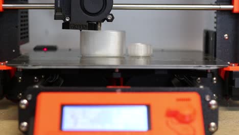 Der-Brandneue-Prusa-3D-Drucker-Verwendet-Recycelbares-Filament,-Um-Eine-Kleine-Wasserflasche-Und-Einen-Deckel-Zu-Drucken
