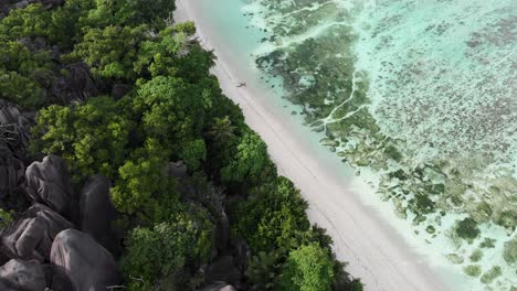 Luftaufnahme-Der-Anse-Source-D&#39;Argent,-La-Digue,-Seychellen,-Aufgenommen-In-Den-Frühen-Morgenstunden-Ohne-Menschen-Am-Strand