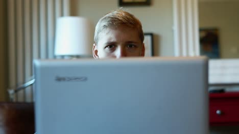 Auge-Eines-Schockierten-Teenagers,-Der-Etwas-Auf-Seinem-Laptop-Anschaut