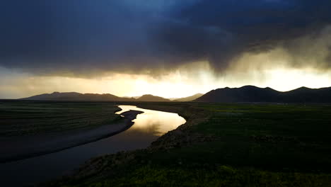 Reisen-Um-Den-Fluss-In-Arequipa-Bei-Sonnenuntergang