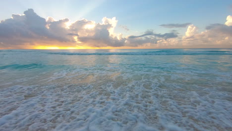 Zeitlupen-Sonnenaufgang-Auf-Dem-Ozean-Mit-Brechenden-Wellen