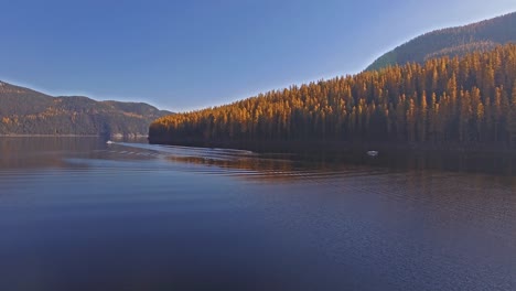 Luftdrohne-In-Montana-Auf-Einem-See-Mit-Einem-Boot-Im-Herbst-Oder-Herbst