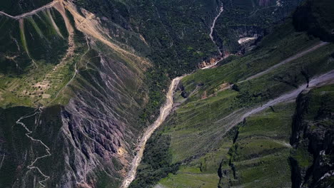 Carretera-En-El-Cañón-Del-Colca-En-Perú