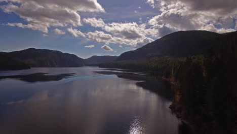 Luftdrohne-In-Montana-Auf-Einem-See-Mit-Einem-Boot-Im-Herbst-Oder-Herbst