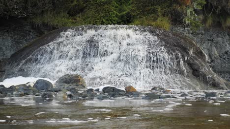 Zeitlupe,-Mittlere-Aufnahme-Eines-Wasserfalls,-Der-In-Den-Ozean-Fließt