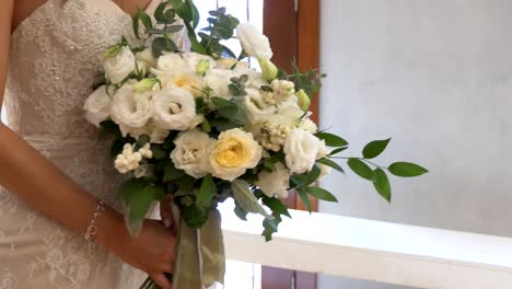 Schuss-Von-Braut---Bräutigam-Mit-Hochzeitsblume