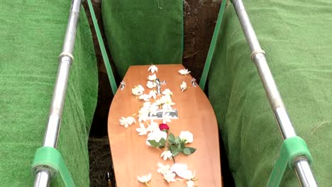 Nahaufnahme-Eines-Bestattungssargs-In-Einem-Leichenwagen-Oder-Einer-Kapelle-Oder-Beerdigung-Auf-Dem-Friedhof