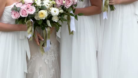 Schuss-Von-Braut---Bräutigam-Mit-Hochzeitsblume