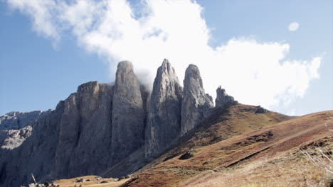 Zeitraffer-Des-Dolomitbergs-In-Italien-Mit-Wolken,-Die-über-Die-Berge-Rollen