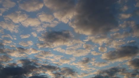 Ein-Zeitraffer-Von-Vorbeiziehenden-Wolken