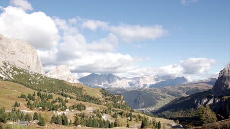 Hermoso-Lapso-De-Tiempo-De-La-Naturaleza-En-La-Cordillera-Italiana-De-Dolomita-Con-árboles-Y-Nubes