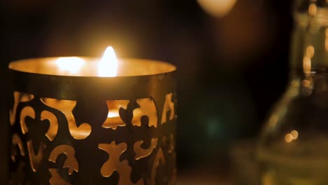 Nahaufnahme:-Festliche-Kerze-Brennt-Auf-Einem-Tisch