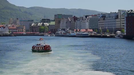 Transporte-Público-En-Barco-En-Bergen